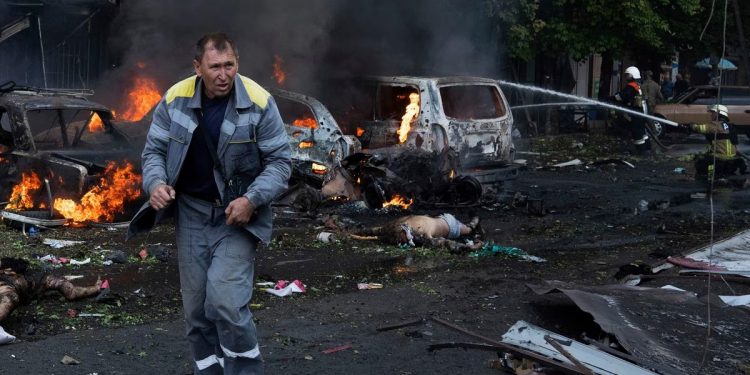Misil ruso mata a 17 personas en el mercado de un municipio de Ucrania próximo al frente de guerra