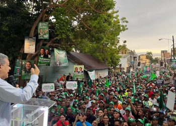 Multitud desafía torrencial aguacero en apoyo a precandidatos de la Fuerza del Pueblo en Mao