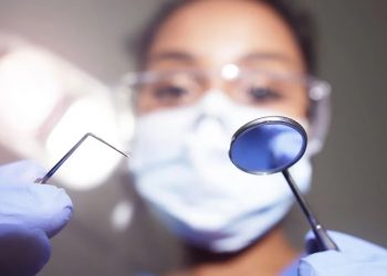 Odontofobia: por qué nos da miedo ir al dentista y cómo superarlo