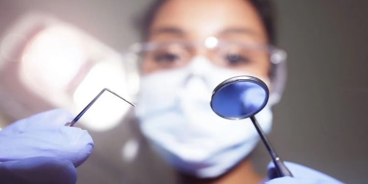 Odontofobia: por qué nos da miedo ir al dentista y cómo superarlo