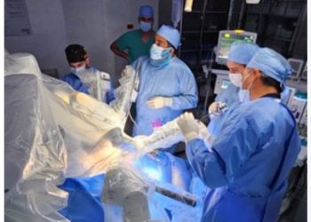 Dr. Pablo Mateo realiza con éxito primera intervención quirúrgica con consola robótica