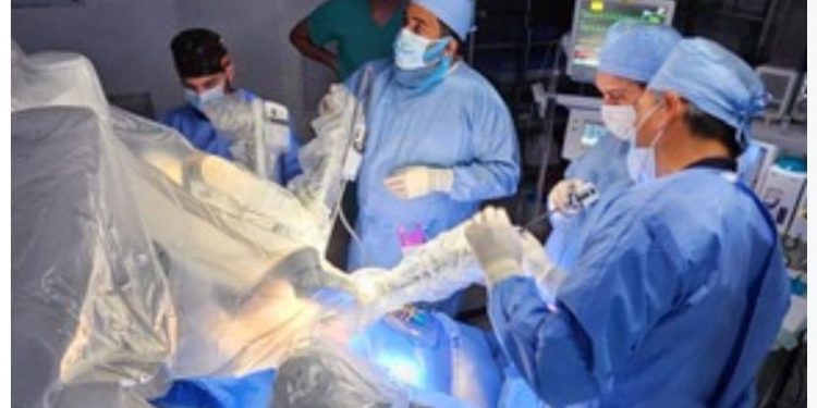 Dr. Pablo Mateo realiza con éxito primera intervención quirúrgica con consola robótica