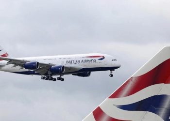 Piloto británico consume cocaína de los pechos de una mujer antes de iniciar un vuelo