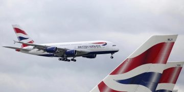 Piloto británico consume cocaína de los pechos de una mujer antes de iniciar un vuelo