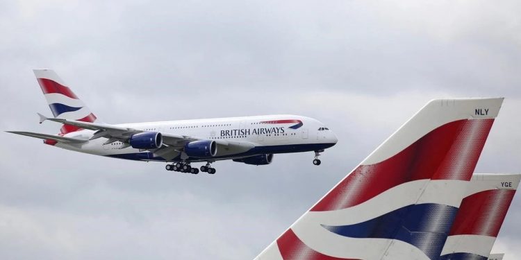 Piloto británico consume cocaína de los pechos de una mujer antes de iniciar un vuelo