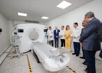 Vicepresidenta Raquel Peña entrega moderno tomógrafo en hospital de Santiago y participa de actividades del sector empresarial