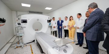 Vicepresidenta Raquel Peña entrega moderno tomógrafo en hospital de Santiago y participa de actividades del sector empresarial