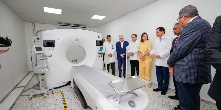 Vicepresidenta Raquel Peña entrega moderno tomógrafo en hospital de Santiago y participa de actividades del sector empresarial