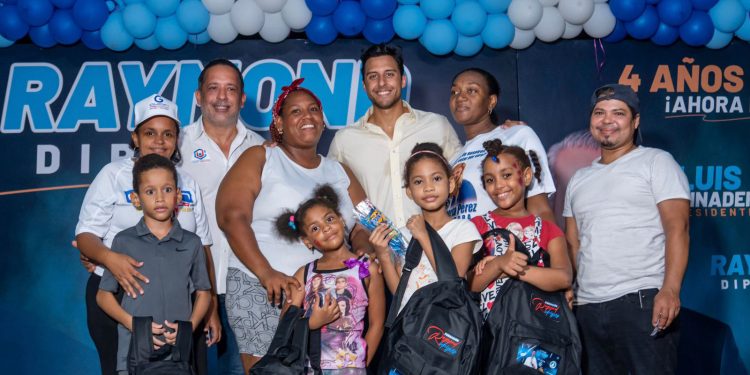 Raymond Rodríguez entrega útiles escolares a miles de niños en diversos barrios de la circunscripción #2 del DN