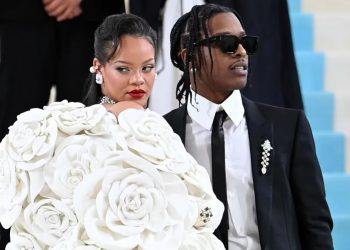 Rihanna volvió a ser madre y compartió las primeras fotos de su bebé