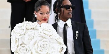 Rihanna volvió a ser madre y compartió las primeras fotos de su bebé