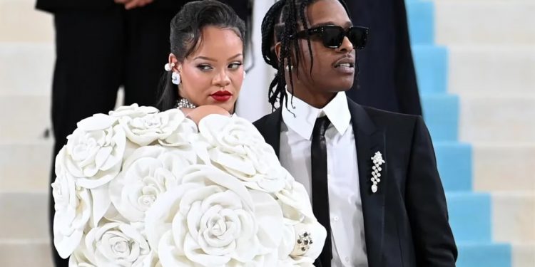 Rihanna volvió a ser madre y compartió las primeras fotos de su bebé