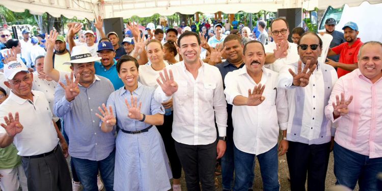 Roberto Ángel juramenta en Unidad Externa al presidente de la Sala Capitular de Guayubín