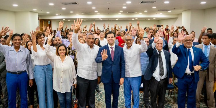 Roberto Ángel sigue juramentando; 50 presidentes de comité de base del PLD en La Caleta pasaron a la Unidad Externa