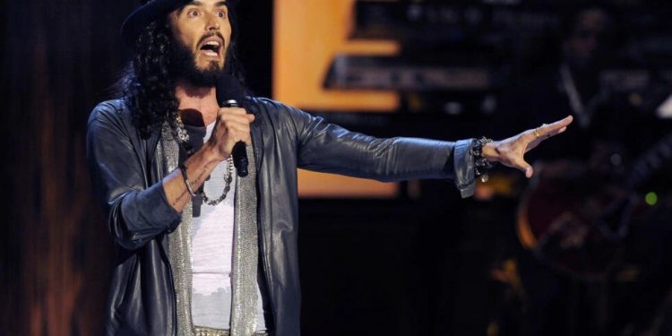 El actor y comediante británico, Russell Brand, es acusado de abuso sexual y violación