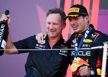 Verstappen arrambla y se queda a las puertas del título