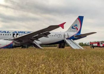 Un avión ruso con más de 160 personas a bordo realiza un aterrizaje de emergencia en un campo en Siberia