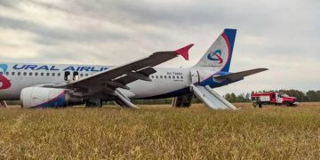 Un avión ruso con más de 160 personas a bordo realiza un aterrizaje de emergencia en un campo en Siberia