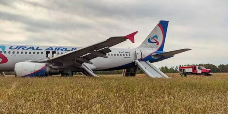 Un avión ruso con más de 160 personas a bordo realiza un aterrizaje de emergencia en un campo en Siberia
