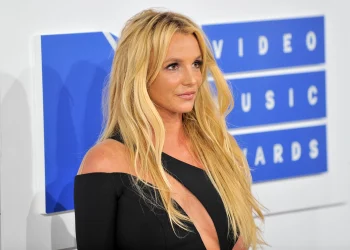 Policía visita a Britney Spears tras aparentes lesiones por bailar con cuchillos
