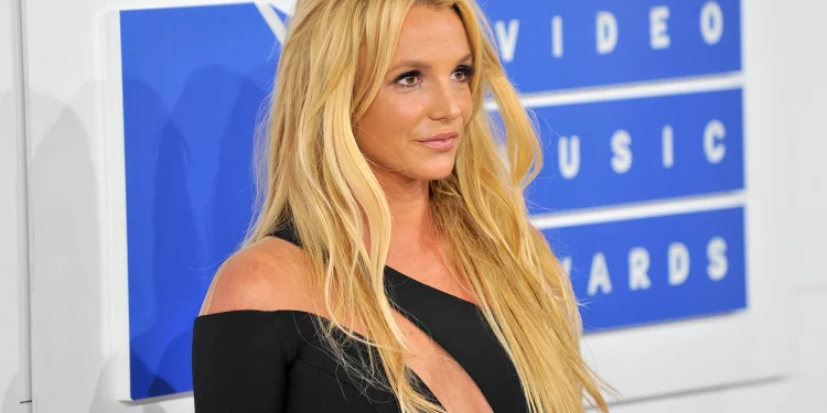 Policía visita a Britney Spears tras aparentes lesiones por bailar con cuchillos