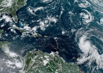 El huracán Lee se fortalece en el Atlántico y sus olas amenazan a las islas del Caribe
