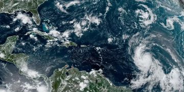 El huracán Lee se fortalece en el Atlántico y sus olas amenazan a las islas del Caribe