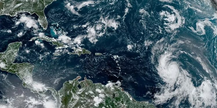 El huracán Lee se fortalece en el Atlántico y sus olas amenazan a las islas del Caribe