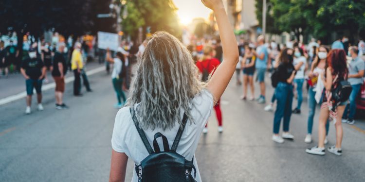 Encuesta deja ver crecientes dudas entre la juventud sobre los beneficios de la democracia