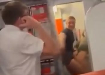 Sexo en las nubes: una pareja, detenida por mantener relaciones durante un vuelo rumbo a Ibiza
