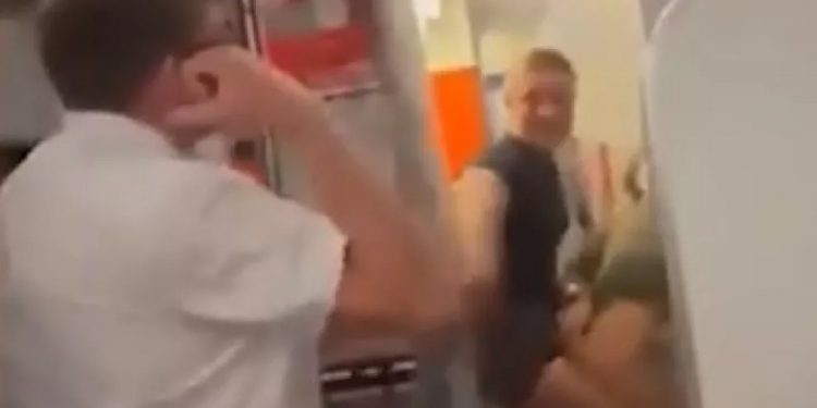 Sexo en las nubes: una pareja, detenida por mantener relaciones durante un vuelo rumbo a Ibiza