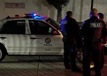 Adolescente de 14 años mata a su madre y hiere de gravedad a su novio en EEUU