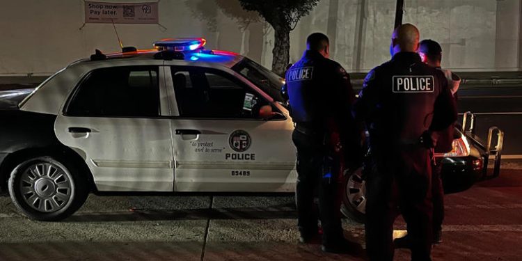 Adolescente de 14 años mata a su madre y hiere de gravedad a su novio en EEUU