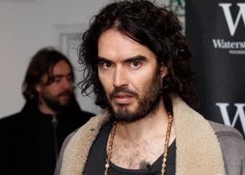 Crece el escándalo por las acusaciones de abuso sexual contra el comediante Russell Brand: se suman nuevas presuntas víctimas