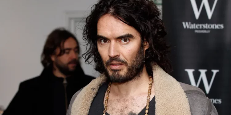 Crece el escándalo por las acusaciones de abuso sexual contra el comediante Russell Brand: se suman nuevas presuntas víctimas