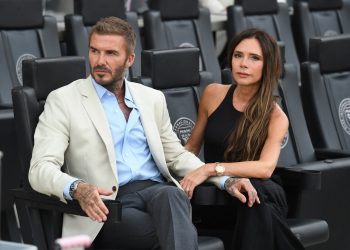 Cruz Beckham enamora a sus fans con una adorable foto antigua con su padre David y su hermano Romeo