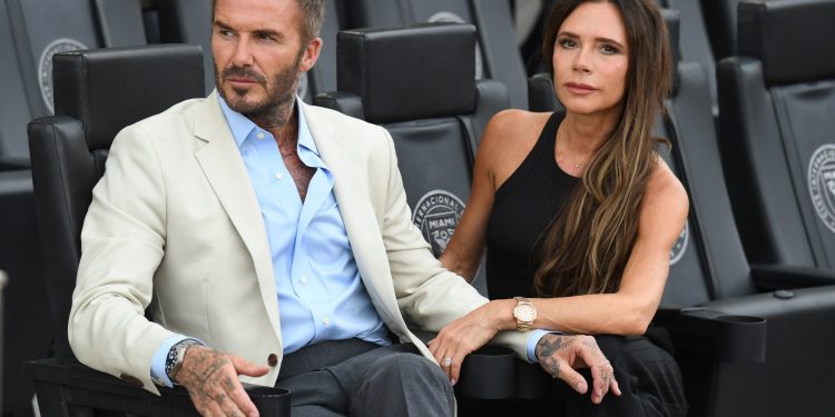 Cruz Beckham enamora a sus fans con una adorable foto antigua con su padre David y su hermano Romeo