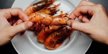 Por qué no debes chupar las cabezas de las gambas y langostinos