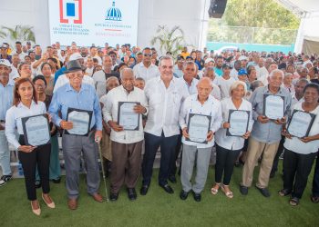 Presidente Abinader entrega más de 800 títulos de propiedad en Guayabal, Azua