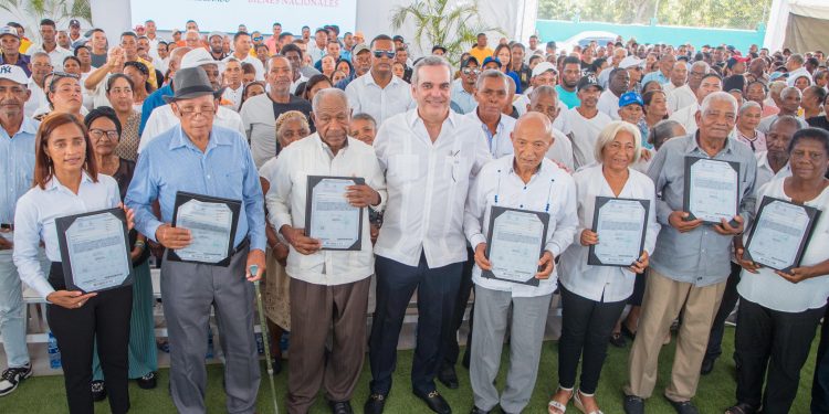 Presidente Abinader entrega más de 800 títulos de propiedad en Guayabal, Azua