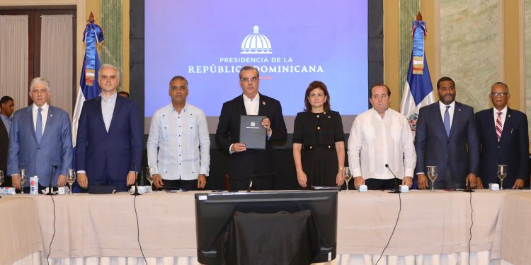 Presidente Abinader firma pacto de Nación por Crisis de Haití