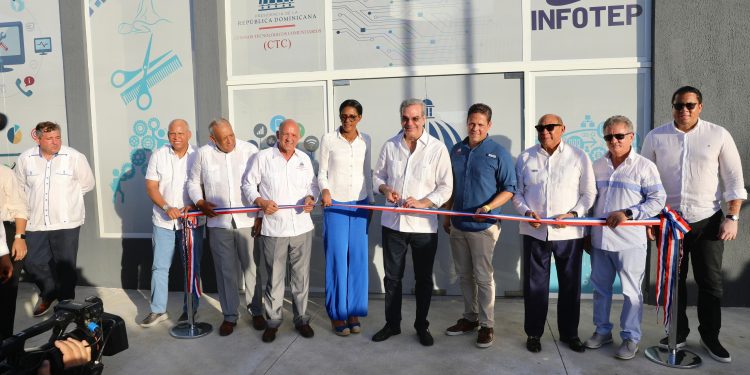 Presidente Abinader inaugura muelle turístico y pesquero Cabeza de Toro, un Hogar de Ancianos y un Centro Tecnológico Comunitario