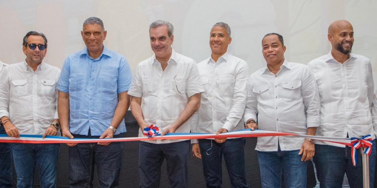 Presidente Abinader inaugura proyectos eléctricos en María Trinidad Sánchez que beneficiarán más de 18 mil clientes