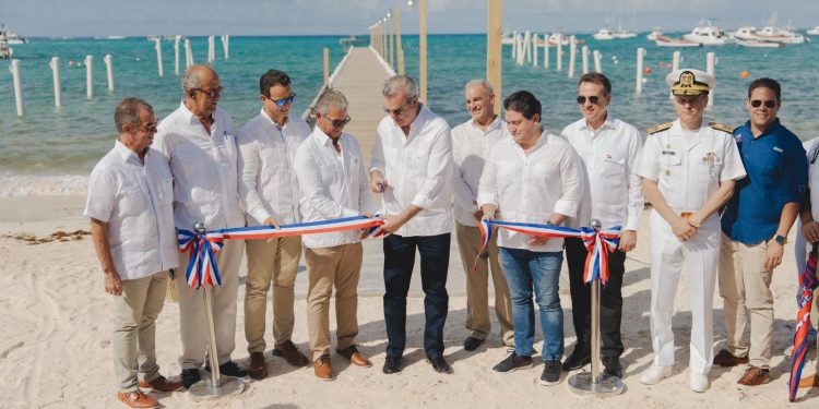 Presidente Abinader inauguró muelle del Club Náutico en Cabeza de Toro