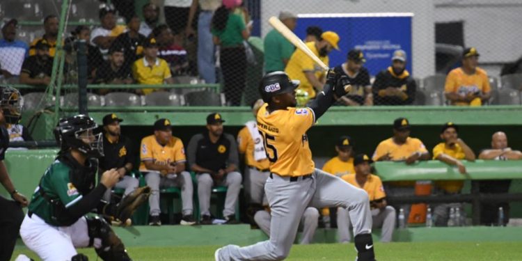 Águilas superan a Estrellas con bateo de Canario y sólida apertura de Miranda
