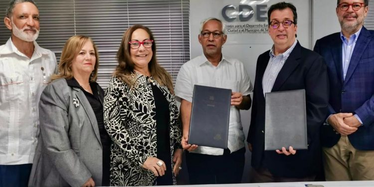 Ministro y presidente CDES se enfocan en la calidad educativa de Santiago
