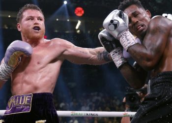 ‘Canelo’ Álvarez domina a Charlo y retiene su corona indiscutida del supermediano