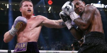 ‘Canelo’ Álvarez domina a Charlo y retiene su corona indiscutida del supermediano