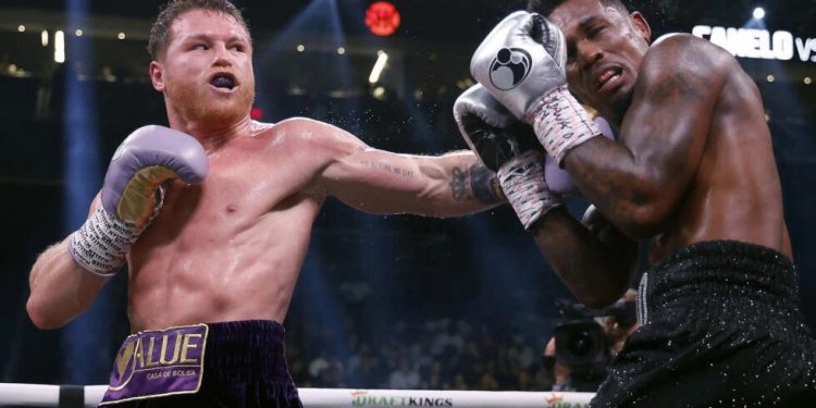 ‘Canelo’ Álvarez domina a Charlo y retiene su corona indiscutida del supermediano