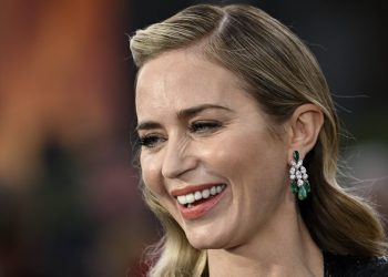 Emily Blunt se disculpa por burlarse de una mesera en un video viral de hace 10 años
